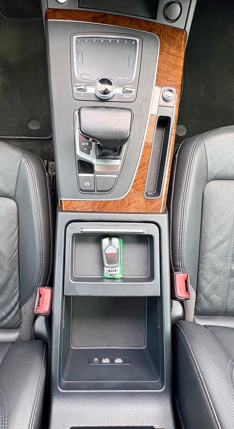 Audi Q5 Vehicle Full-screen Gallery Image 14