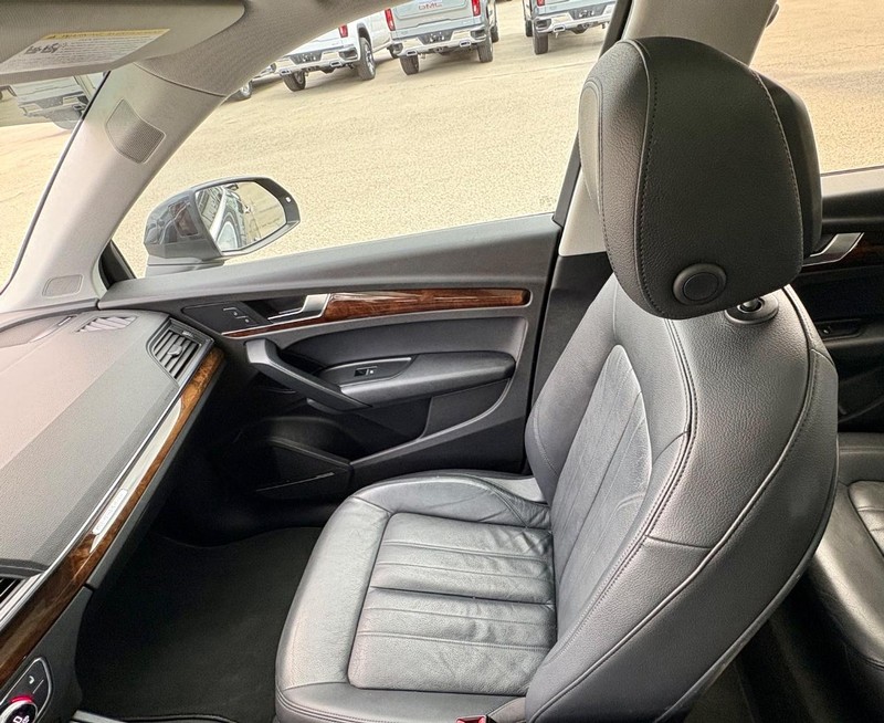 Audi Q5 Vehicle Full-screen Gallery Image 15