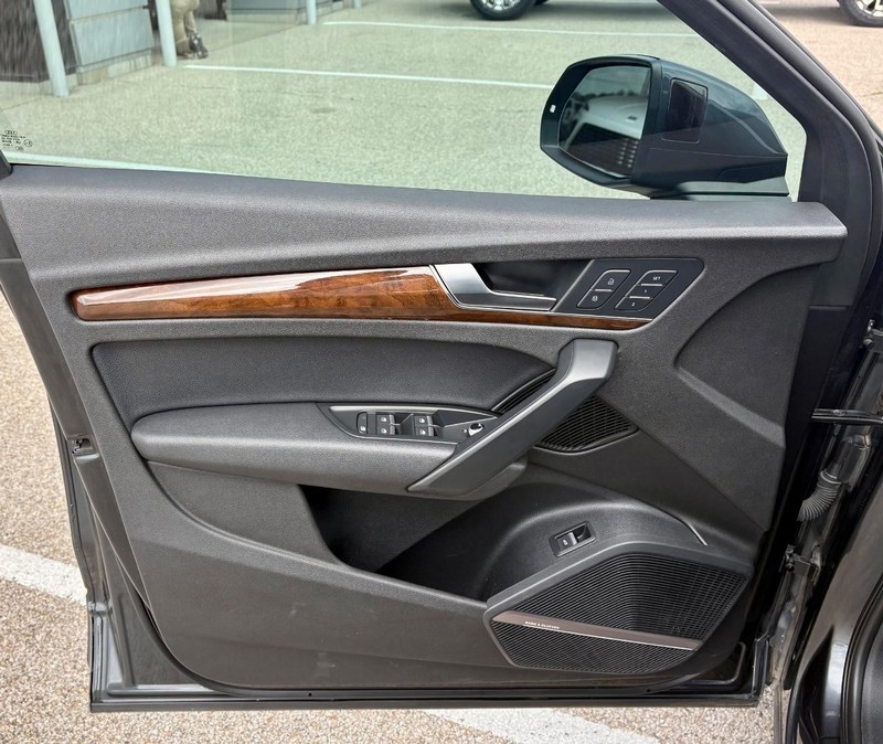 Audi Q5 Vehicle Full-screen Gallery Image 16