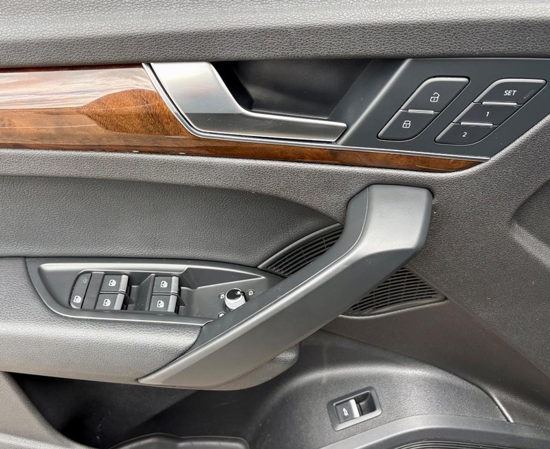 Audi Q5 Vehicle Full-screen Gallery Image 17