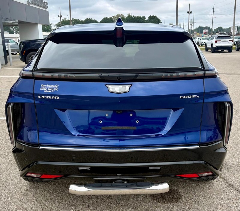 Cadillac LYRIQ Vehicle Full-screen Gallery Image 04