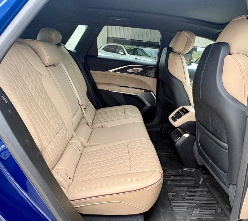 Cadillac LYRIQ Vehicle Full-screen Gallery Image 10