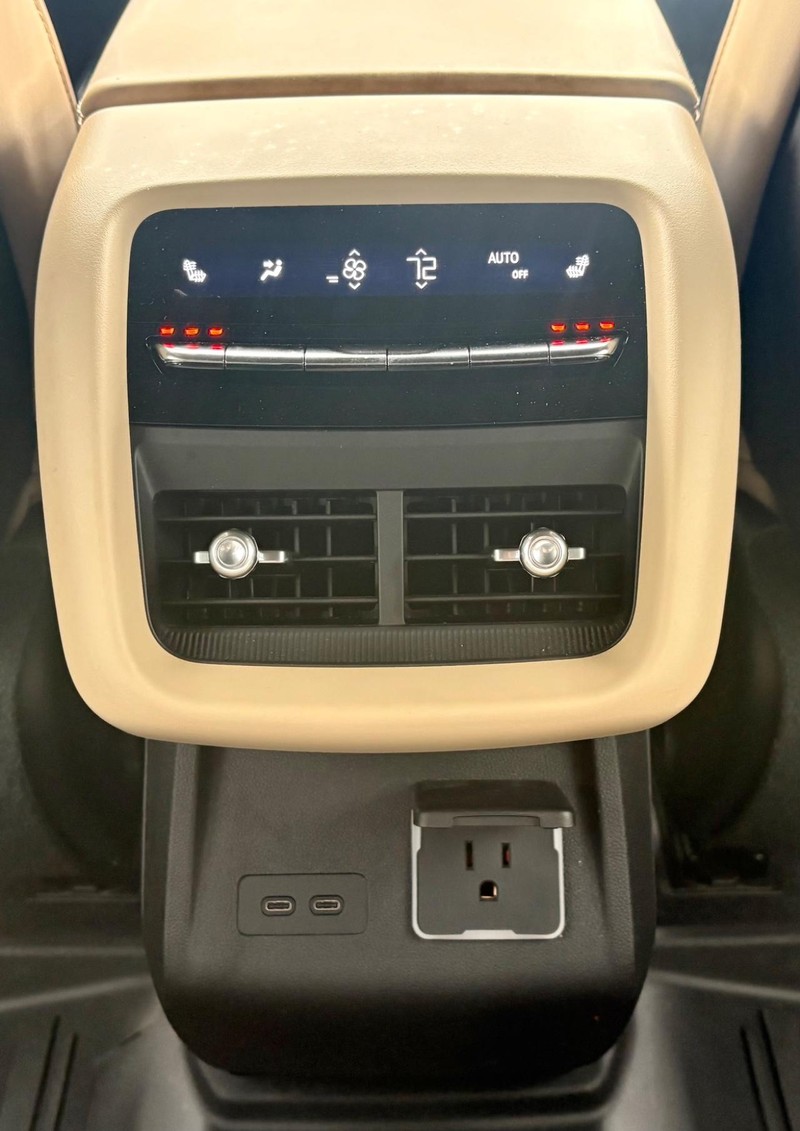 Cadillac LYRIQ Vehicle Full-screen Gallery Image 11