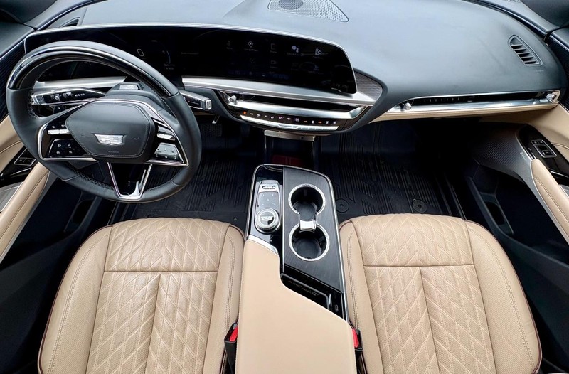 Cadillac LYRIQ Vehicle Full-screen Gallery Image 12