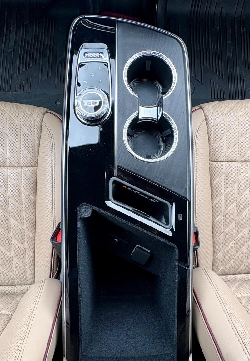 Cadillac LYRIQ Vehicle Full-screen Gallery Image 13