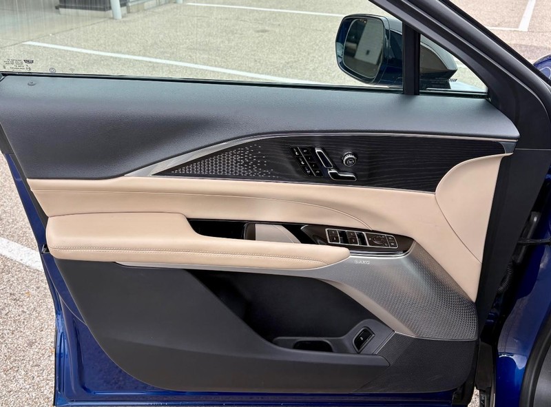 Cadillac LYRIQ Vehicle Full-screen Gallery Image 15