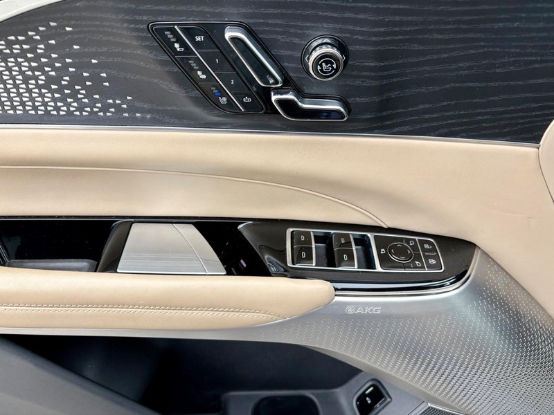 Cadillac LYRIQ Vehicle Full-screen Gallery Image 16