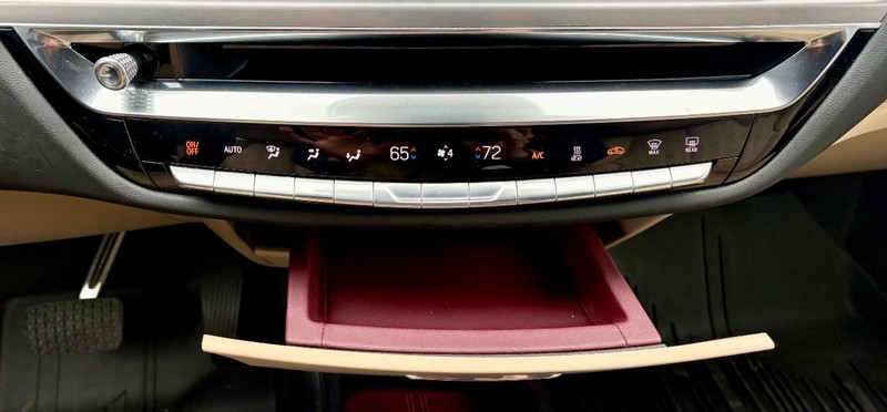 Cadillac LYRIQ Vehicle Full-screen Gallery Image 25