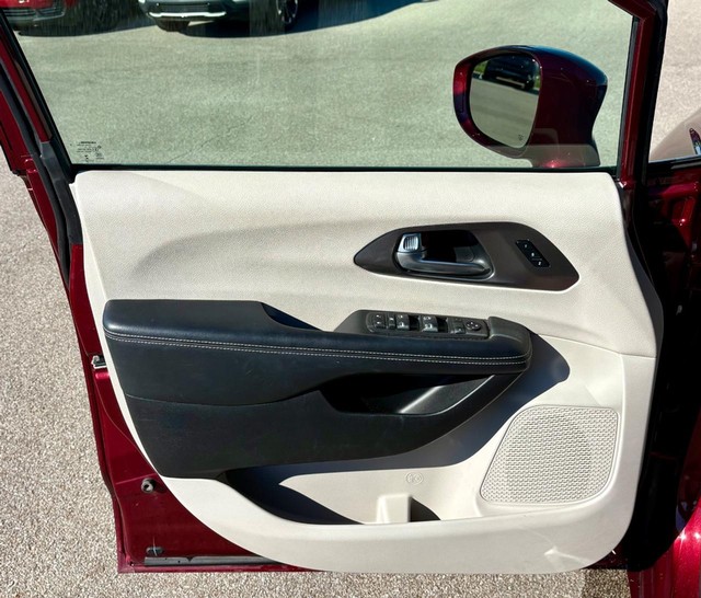 2021 Chrysler Pacifica Touring L thumbnail image 17