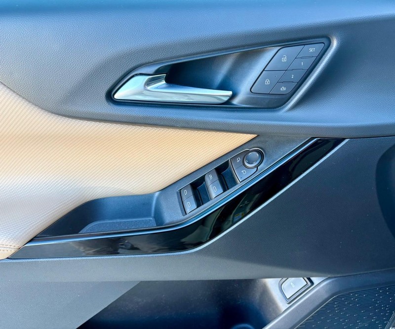 Chevrolet Equinox Vehicle Full-screen Gallery Image 17