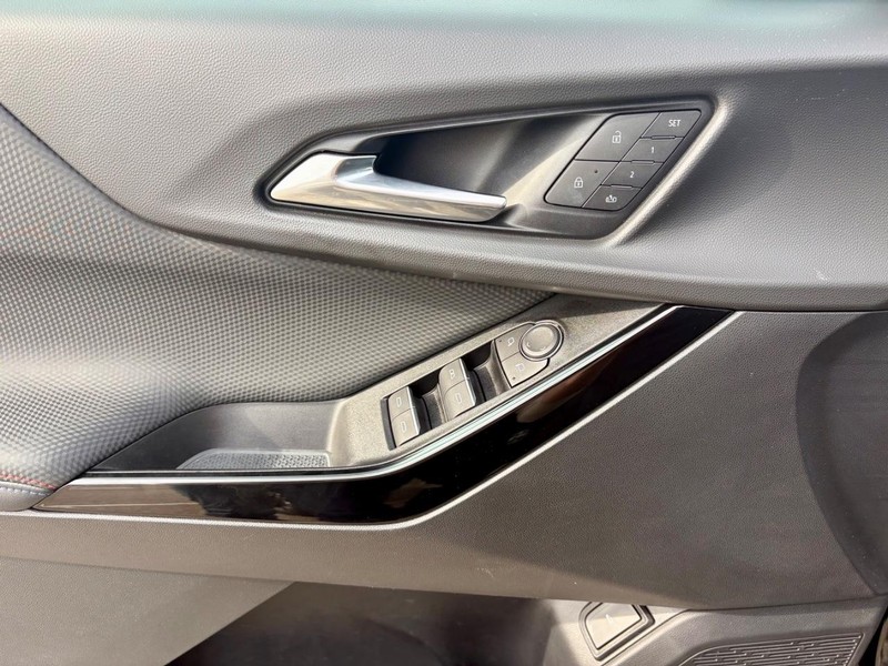 Chevrolet Equinox Vehicle Full-screen Gallery Image 17