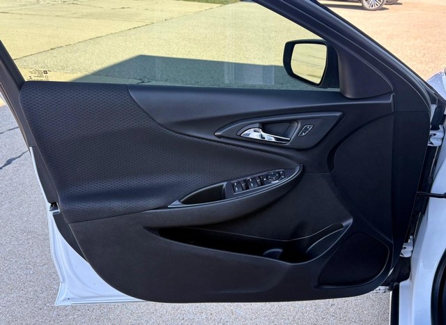 2019 Chevrolet Malibu RS thumbnail image 15