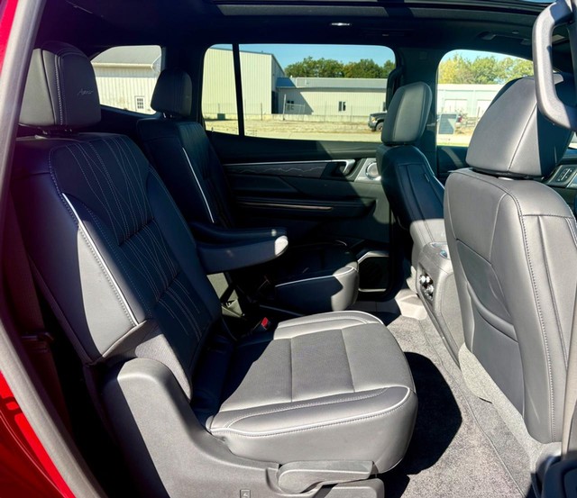 2025 Buick Enclave Avenir thumbnail image 11