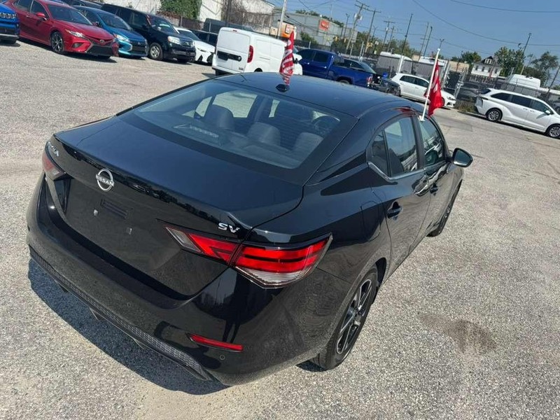 Nissan Sentra Vehicle Full-screen Gallery Image 9