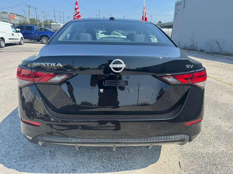 Nissan Sentra Vehicle Full-screen Gallery Image 11