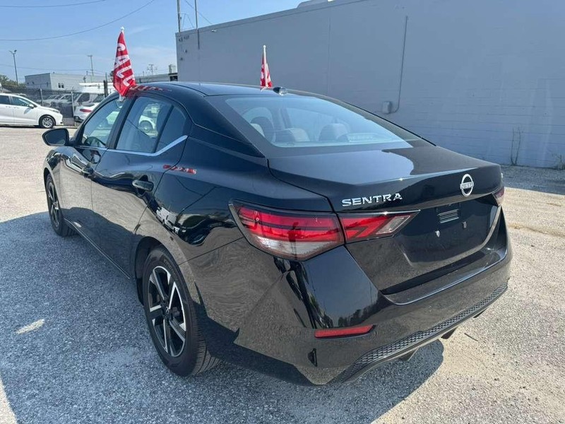 Nissan Sentra Vehicle Full-screen Gallery Image 18