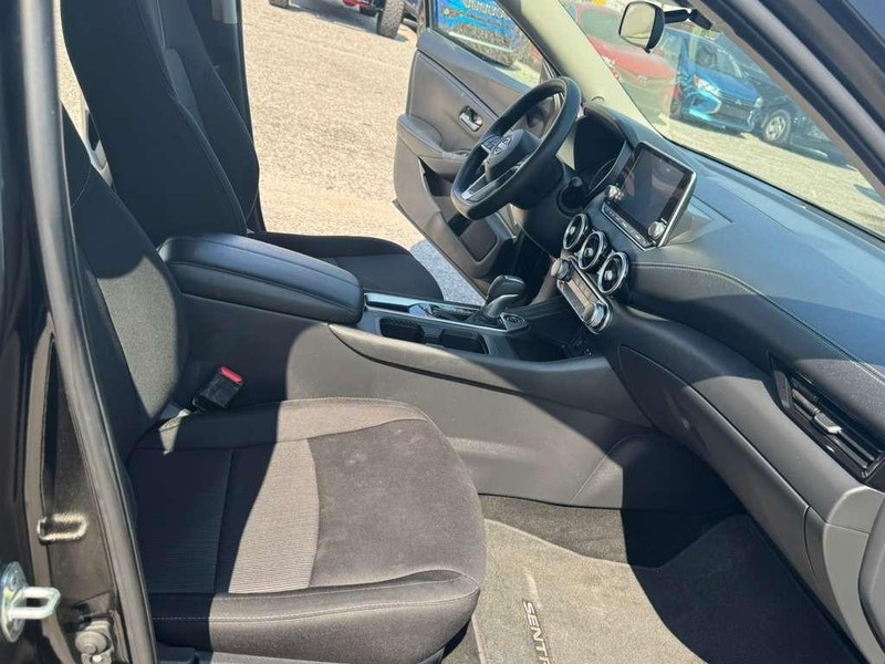 Nissan Sentra Vehicle Full-screen Gallery Image 21