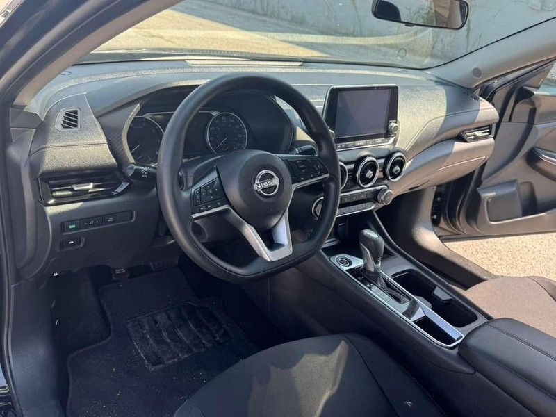 Nissan Sentra Vehicle Full-screen Gallery Image 24