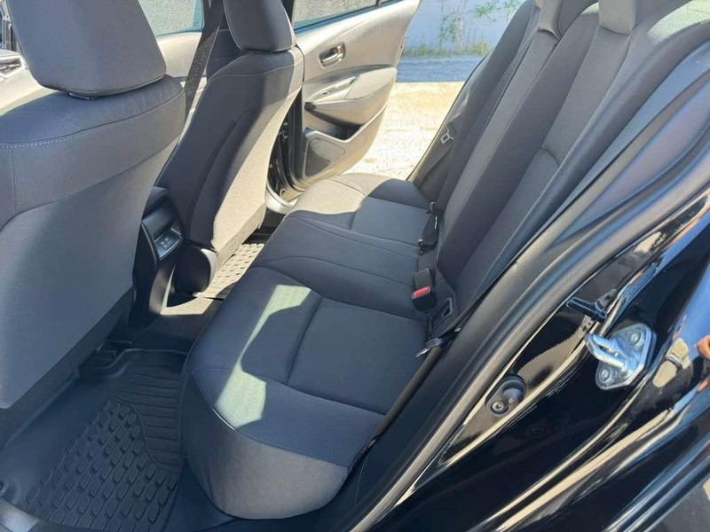 Toyota Corolla Vehicle Full-screen Gallery Image 16