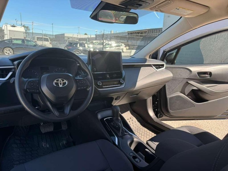 Toyota Corolla Vehicle Full-screen Gallery Image 17