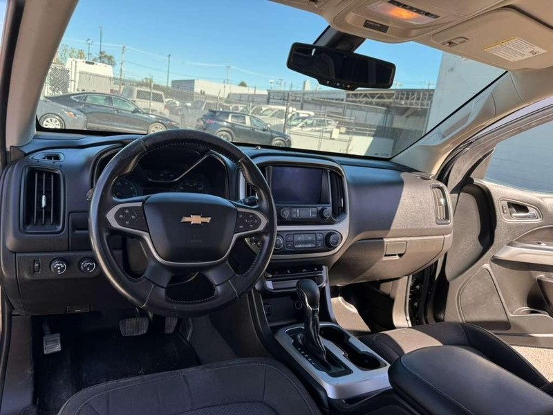 Chevrolet Colorado Vehicle Full-screen Gallery Image 16