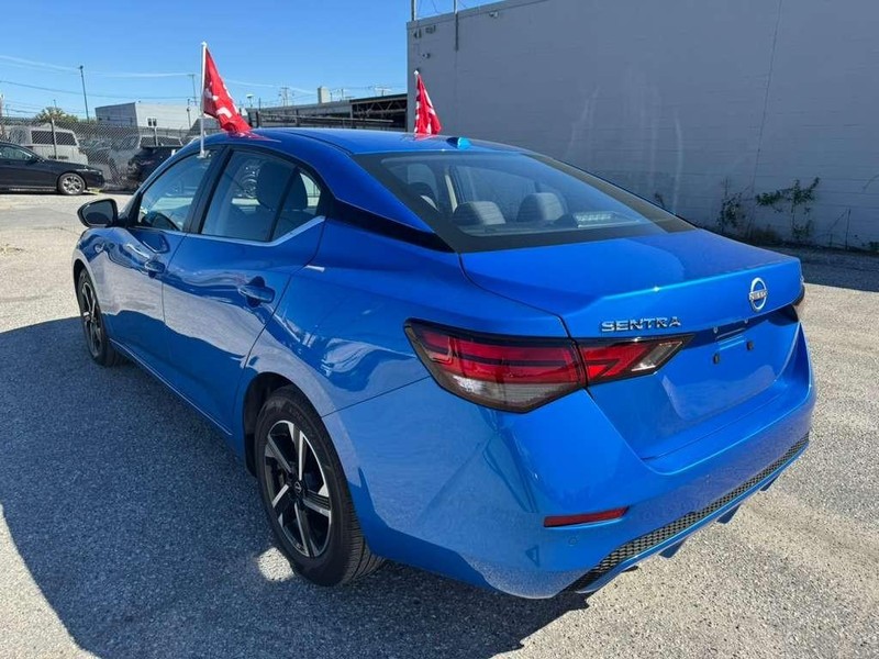 Nissan Sentra Vehicle Full-screen Gallery Image 12