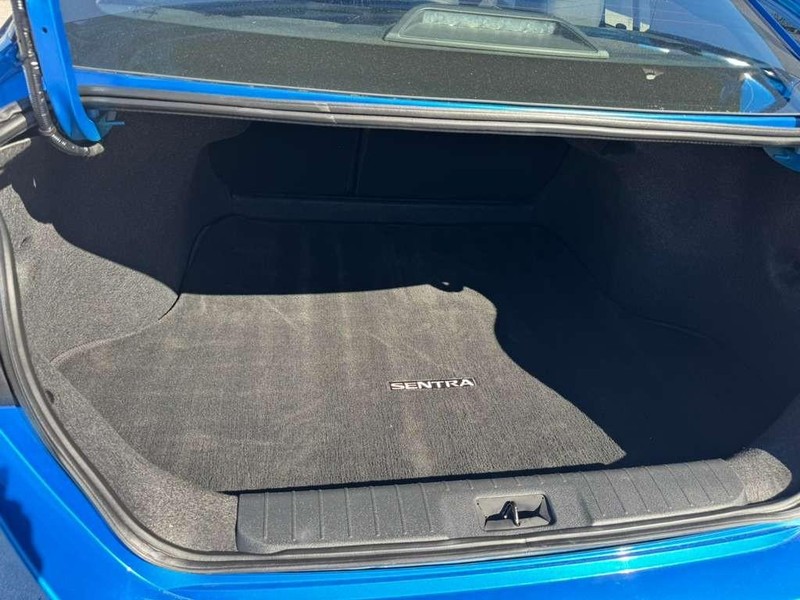 Nissan Sentra Vehicle Full-screen Gallery Image 13