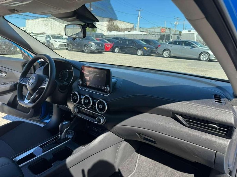 Nissan Sentra Vehicle Full-screen Gallery Image 19