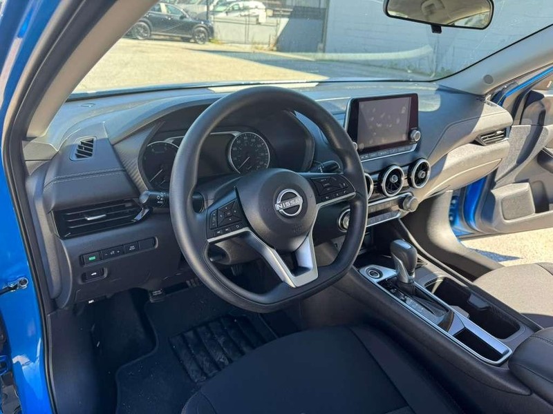 Nissan Sentra Vehicle Full-screen Gallery Image 21