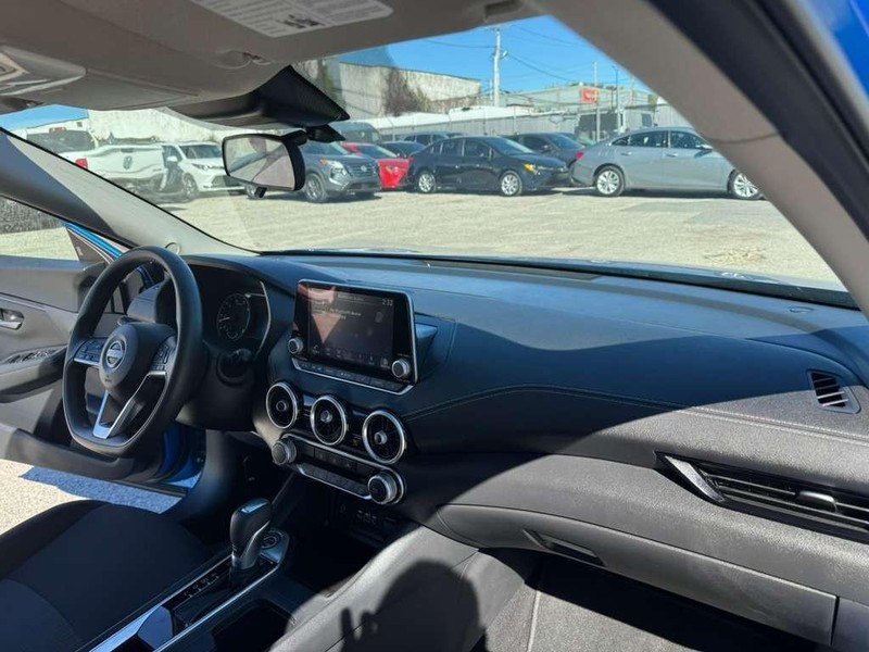 Nissan Sentra Vehicle Full-screen Gallery Image 22