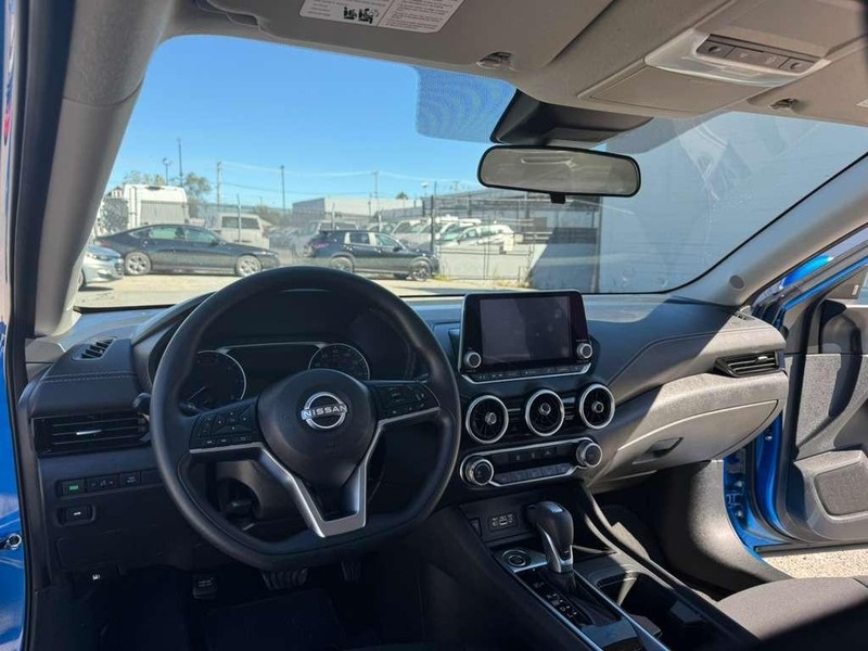 Nissan Sentra Vehicle Full-screen Gallery Image 23