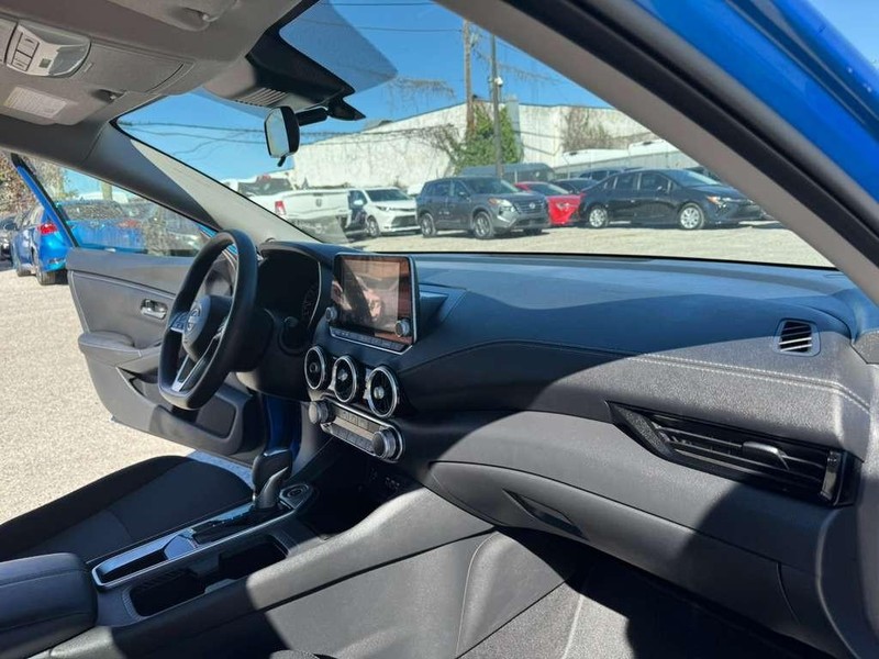 Nissan Sentra Vehicle Full-screen Gallery Image 25