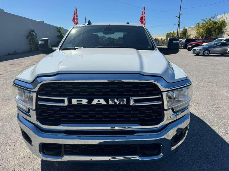 Ram 2500 Vehicle Full-screen Gallery Image 4