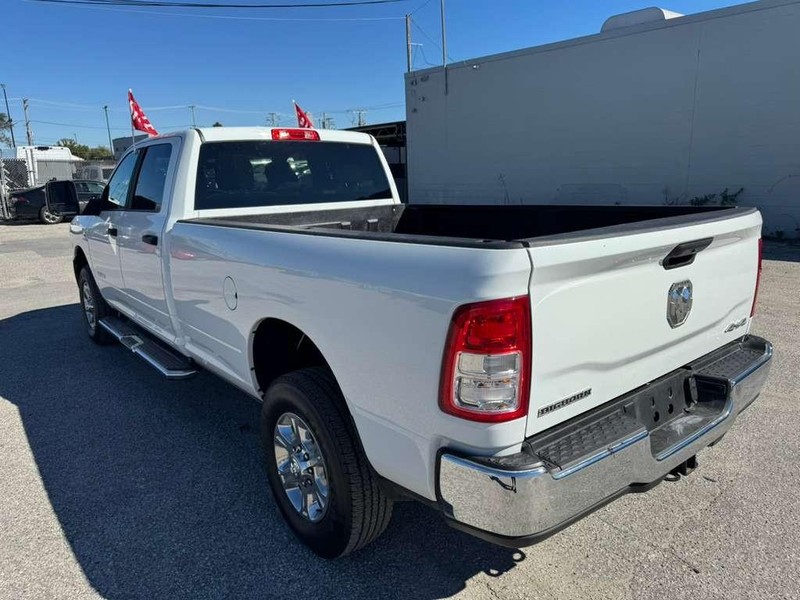 Ram 2500 Vehicle Full-screen Gallery Image 13