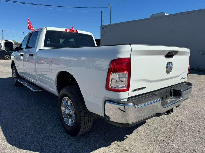 Ram 2500 Vehicle Full-screen Gallery Image 16
