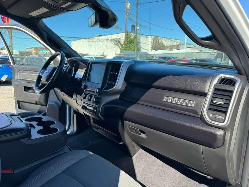 Ram 2500 Vehicle Full-screen Gallery Image 21