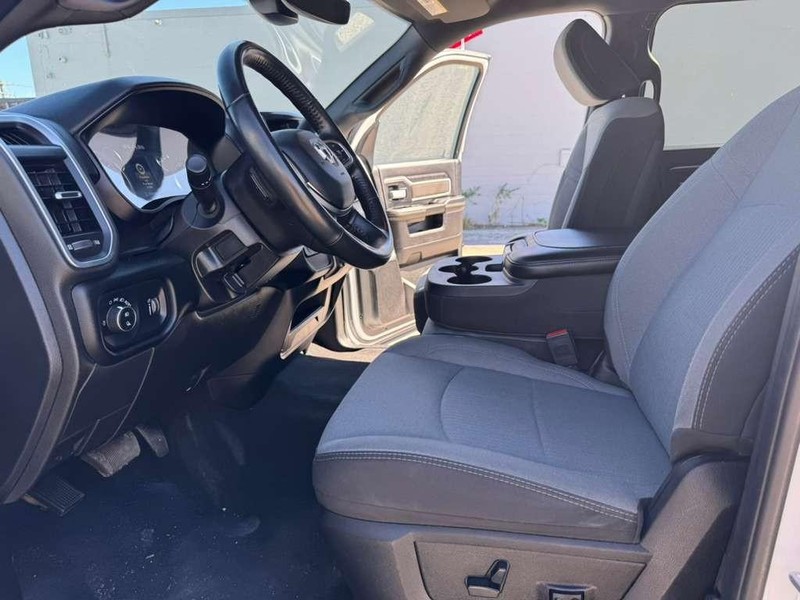 Ram 2500 Vehicle Full-screen Gallery Image 23