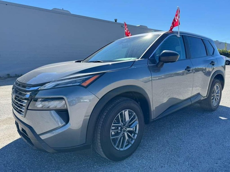 Nissan Rogue Vehicle Full-screen Gallery Image 2