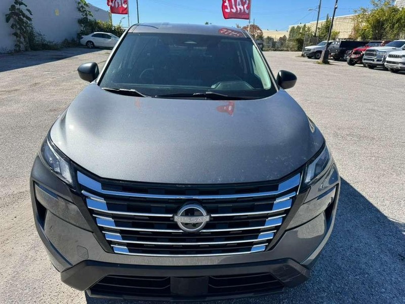 Nissan Rogue Vehicle Full-screen Gallery Image 3