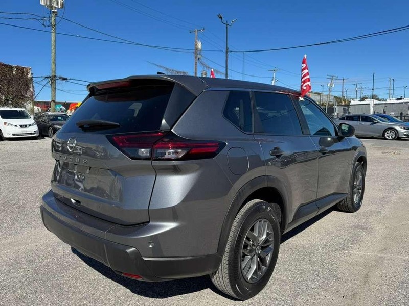 Nissan Rogue Vehicle Full-screen Gallery Image 7