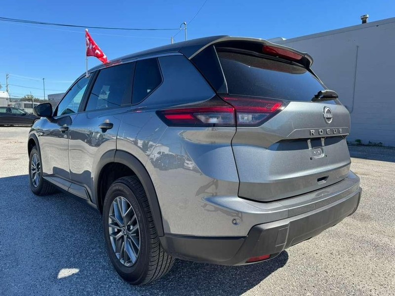 Nissan Rogue Vehicle Full-screen Gallery Image 11