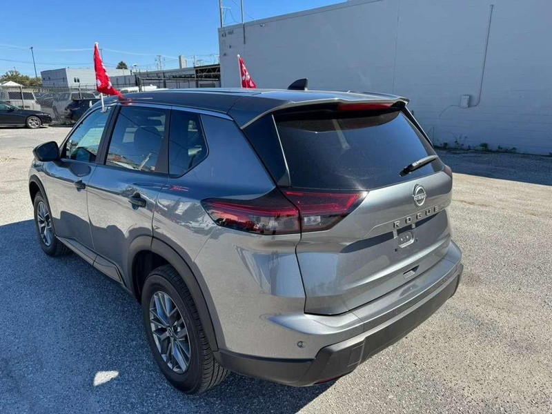 Nissan Rogue Vehicle Full-screen Gallery Image 12