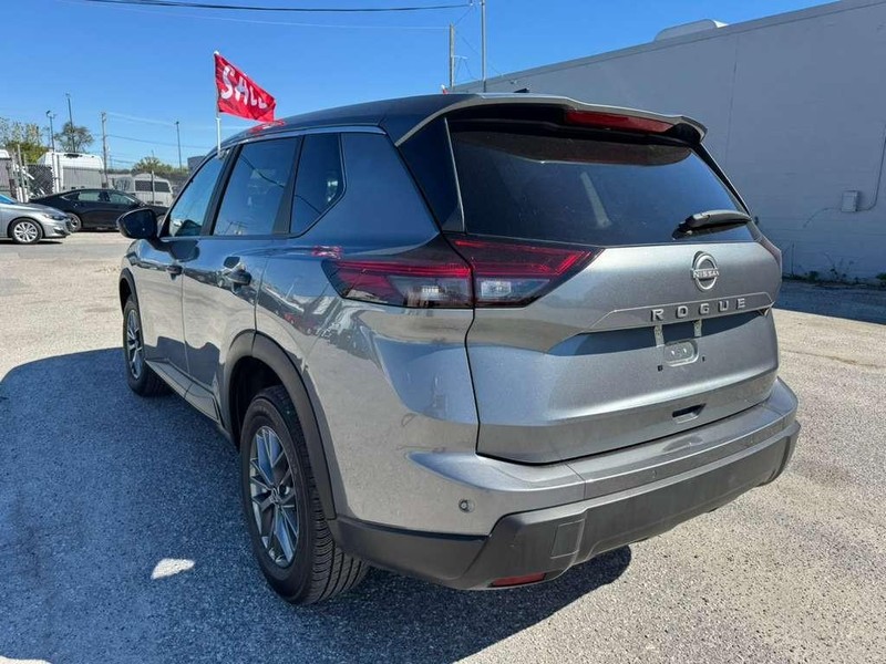 Nissan Rogue Vehicle Full-screen Gallery Image 13