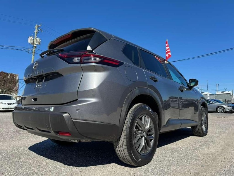Nissan Rogue Vehicle Full-screen Gallery Image 15