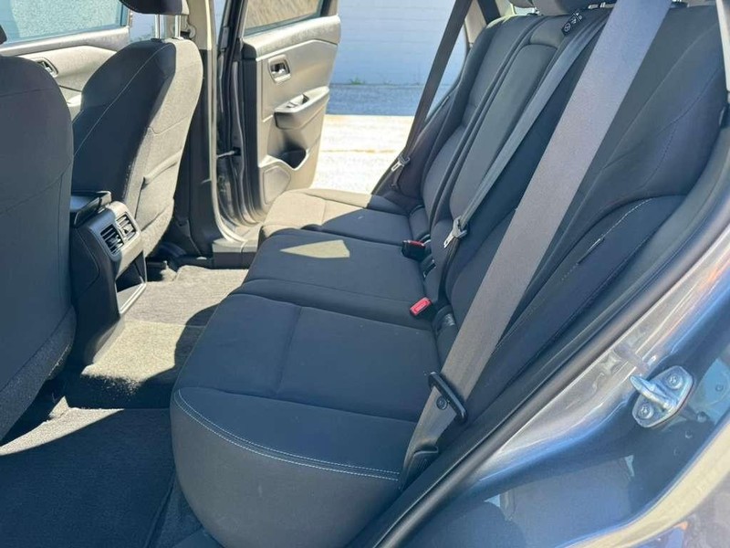 Nissan Rogue Vehicle Full-screen Gallery Image 16