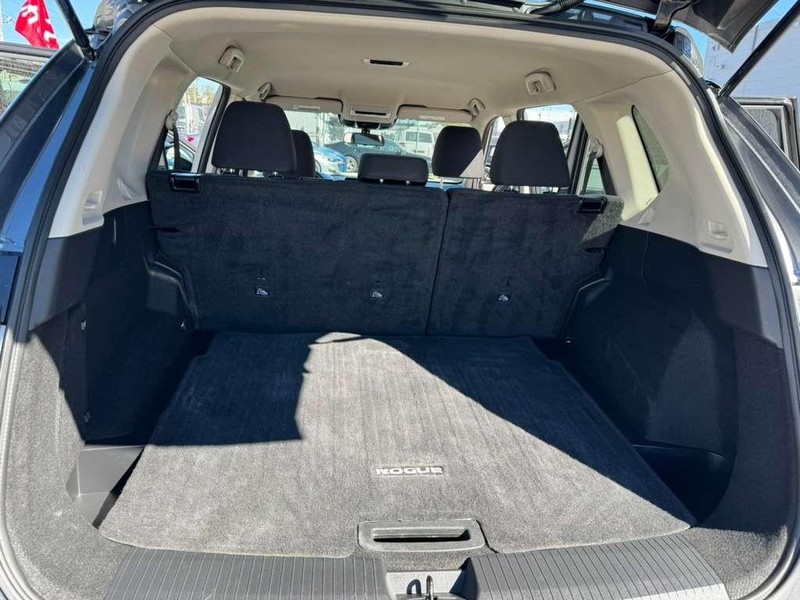 Nissan Rogue Vehicle Full-screen Gallery Image 17