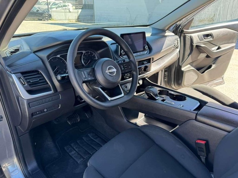 Nissan Rogue Vehicle Full-screen Gallery Image 19