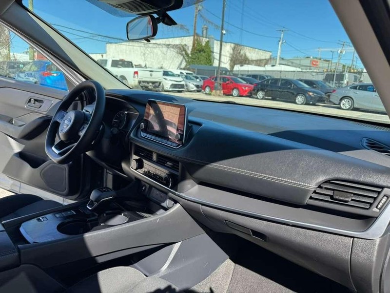 Nissan Rogue Vehicle Full-screen Gallery Image 21