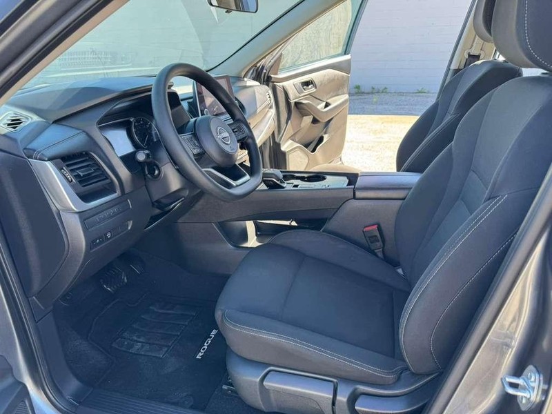 Nissan Rogue Vehicle Full-screen Gallery Image 23