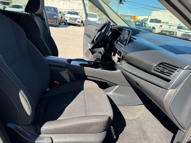 Nissan Rogue Vehicle Full-screen Gallery Image 24